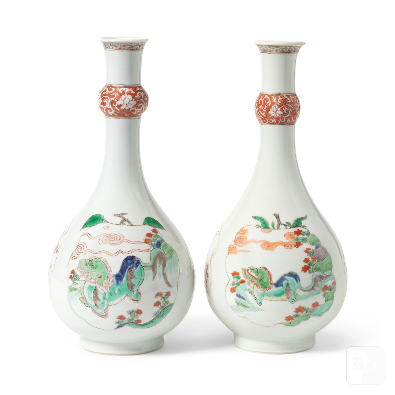 清康熙 五彩花卉紋長頸瓶一對 | A PAIR OF FAMILLE VERTE GUGLET VASES - 图3